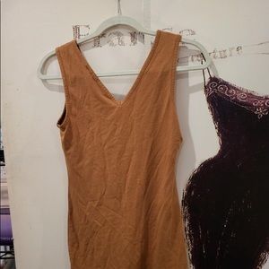 A cute summery vero moda dress! Color is this light brown & compliments women